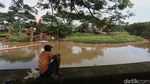 Penyumbang Banjir Cipulir, Lumpur di Sungai Pesanggrahan Dikeruk