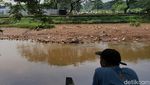 Penyumbang Banjir Cipulir, Lumpur di Sungai Pesanggrahan Dikeruk
