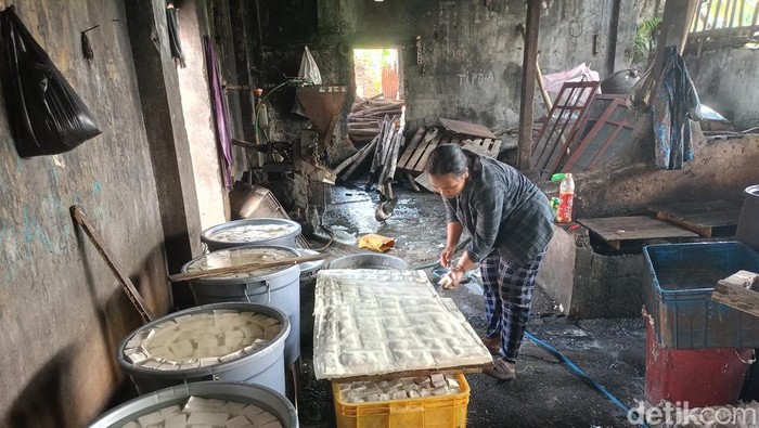 Perajin tahu di Indihiang Tasikmalaya tengah tekun bekerja.