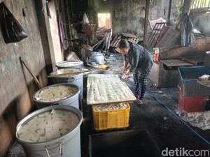 Dilema Perajin Tahu di Tasik, Terjepit Kenaikan Harga Kedelai-Plastik