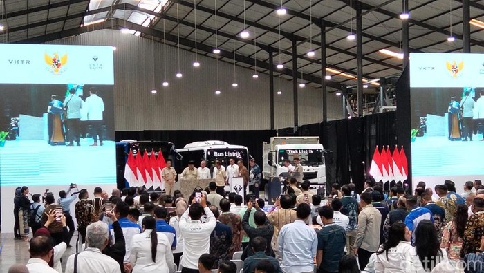 Peresmian pabrik bus dan truk listrik, PT VKTR di Tempuran, Kabupaten Magelang, Kamis (9/4/2026).