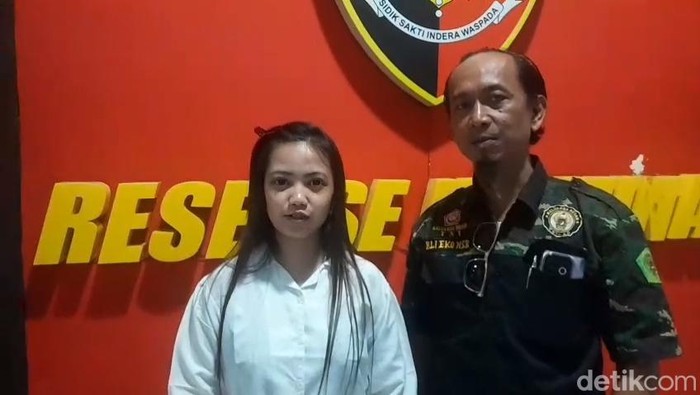 IA (28) didampingi pamannya, Eko NS saat melapor ke Polresta Malang Kota terkait penipuan pernikahan sejenis