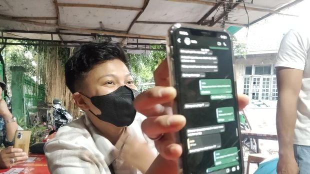 Pernikahan sesama jenis Erfastino Reynaldi (36) alias Rey Malawat alias Yupi Rere saat memberikan klarifikasi atas tuduhan penipuan yang dari istrinya, Intan Anggraeni