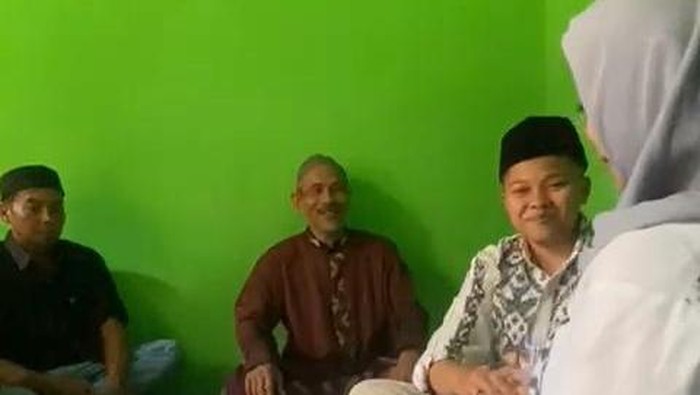 Reynaldi (baju putih) dan IA perempuan pelaku nikah sejenis saat usai akad