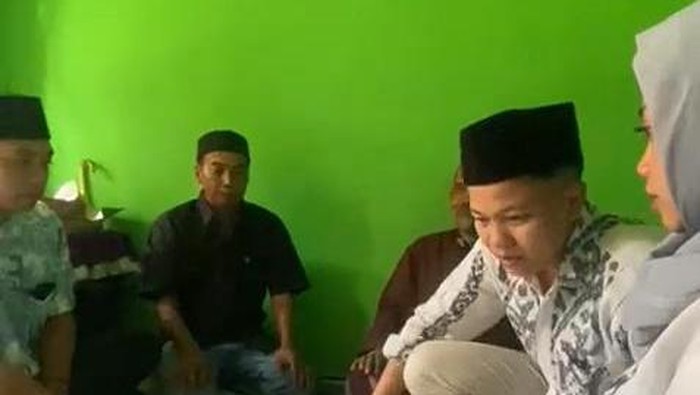 Reynaldi (baju putih) dan IA perempuan pelaku nikah sejenis saat usai akad