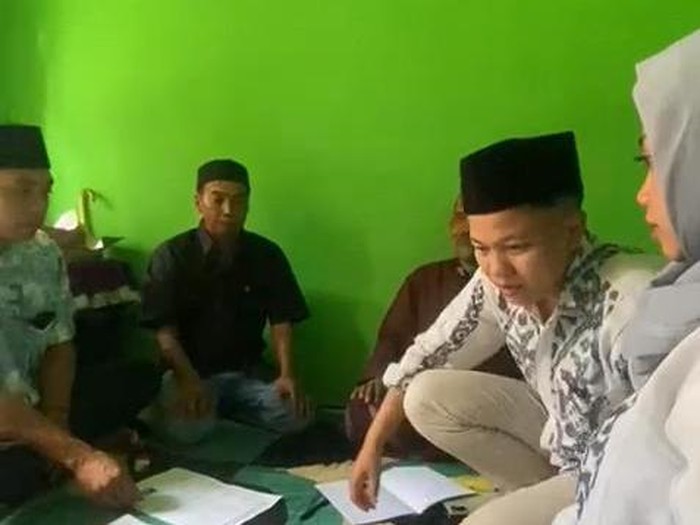 Reynaldi (baju putih) dan IA perempuan pelaku nikah sejenis saat usai akad