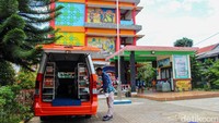 Mobil perpustakaan keliling menyasar sekolah hingga permukiman untuk memperluas akses bahan bacaan.  