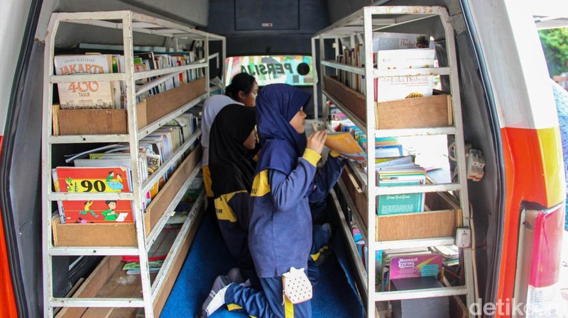 Sejumlah siswa memanfaatkan mobil perpustakaan keliling di SDN Utan Kayu Utara 07 Pagi, Jakarta, Kamis (9/4/2026).