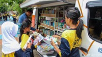 Siswa tampak antusias memilih dan membaca buku yang tersedia di layanan perpustakaan keliling.  