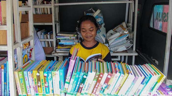 Sejumlah siswa memanfaatkan mobil perpustakaan keliling di SDN Utan Kayu Utara 07 Pagi, Jakarta, Kamis (9/4/2026).