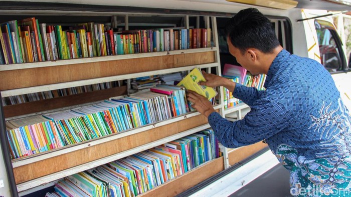 Sejumlah siswa memanfaatkan mobil perpustakaan keliling di SDN Utan Kayu Utara 07 Pagi, Jakarta, Kamis (9/4/2026).