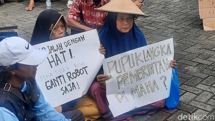 Petani hutan di Pati melakukan demo menuntut akses pupuk subsidi, Kamis (9/4/2026).