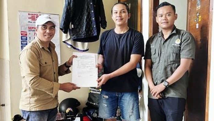 Petugas BKSDA Yogyakarta saat menerima penyerahan kucing kuwuk dari warga