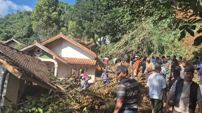 Petugas kembali melanjutkan pencarian korban tertimbun tanah longsor di Sumedang, Kamis (9/4/2026).