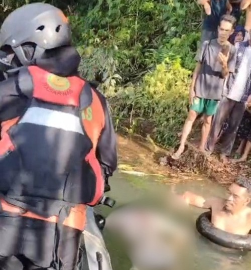 Petugas mengevakuasi mayat pelajar asal Lombok Tengah yang hanyut di aliran sungai Air Terjun Temburun Nanas, Kamis (9/4/2026). (Dok Polsek Gunungsari)
