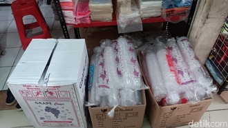 Harga Plastik Naik Gila-gilaan, Pembeli: Biasanya Rp 20.000 Sekarang Rp 40.000