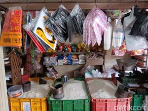 Minta Kresek Tambahan di Pasar Kini Kena Rp 500