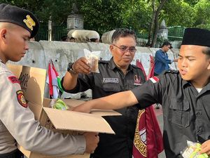 Demo Mahasiswa di Jakpus Kondusif, Polisi Bagikan Roti dan Air Mineral