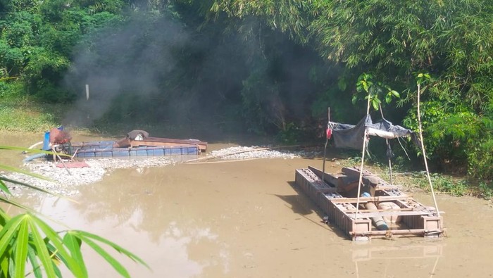 Polisi memusnahkan alat rakit PETI yang beroperasi di Kecamatan Kuantan Tengah, Kabupaten Kuansing, pada Rabu (8/4/2026).