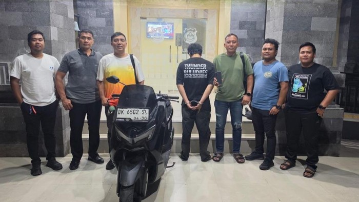Polisi menangkap Nyoman Trima alias Meneng terkait kasus penjambretan di Ubud, Bali. (Foto: Dok. Polsek Ubud)
