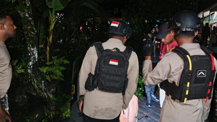 Polisi mengevakuasi ayah dan anaknya yang terluka akibat perkelahian dengan senjata tajam di Asmat.