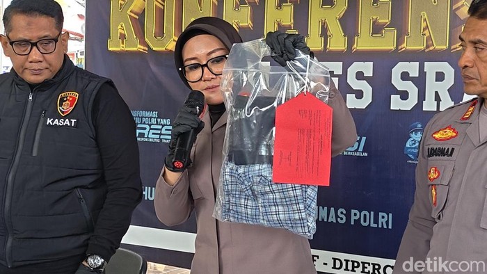 Kapolres Sragen, AKBP Dewiana Syamsu Idnyasari saat menunjukkan baju seragam korban, Kamis (9/4/2026)