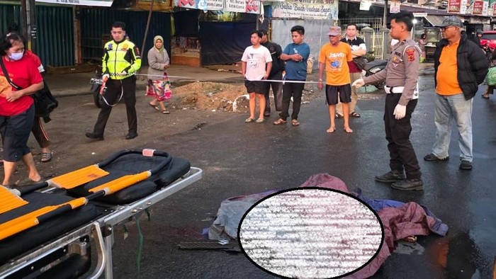 Polisi saat mengevakuasi korban tabrak lari pikap di Jambi.
