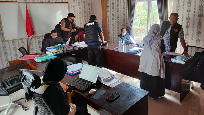 Polisi saat menggeledah salah satu ruangan dinas di Kepahiang