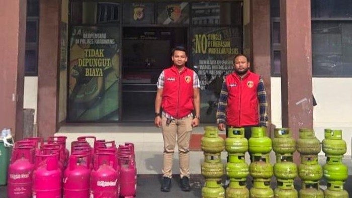 Polisi saat menunjukkan barang bukti kasus gas elpiji oplosan di Mapolres Karawang