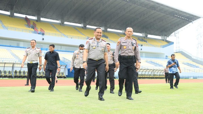 Kapolres Gresik AKBP Ramadhan Nasution saat melakukan pengecekan di Stadion Gelora Joko Samudra