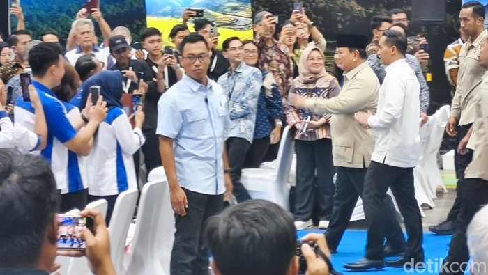Presiden Prabowo Subianto tiba jelang peresmian pabrik perakitan kendaraan komersial berbasis listrik di Tempuran, Kabupaten Magelang, Kamis (9/4/2026).
