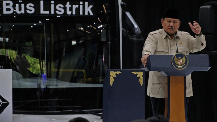 Presiden Prabowo Subianto menyampaikan pidato saat meresmikan pabrik perakitan kendaraan komersial berbasis listrik PT VKTR Sakti Industries di Magelang, Jawa Tengah, Kamis (9/4/2026). Presiden Prabowo menyambut baik kehadiran pabrik tersebut yang me