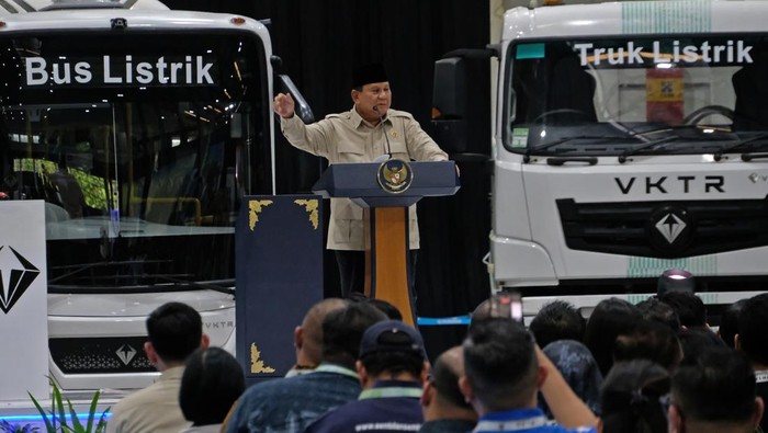 Presiden Prabowo Subianto menyampaikan pidato saat meresmikan pabrik perakitan kendaraan komersial berbasis listrik PT VKTR Sakti Industries di Magelang, Jawa Tengah, Kamis (9/4/2026). Presiden Prabowo menyambut baik kehadiran pabrik tersebut yang menunjukkan Indonesia memiliki potensi untuk mandiri dalam memproduksi kendaraan listrik pada masa mendatang. ANTARA FOTO/Anis Efizudin/YU