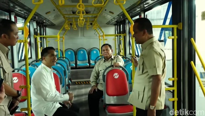 Presiden Prabowo Subianto mengecek bus listrik yang sudah didesain untuk TransJakarta, Kamis (9/4/2026).