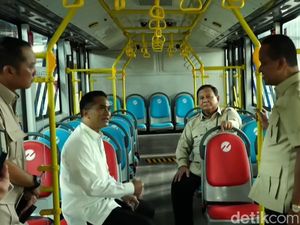 Video Prabowo Naik TransJ Bareng Bahlil Saat Resmikan Pabrik di Magelang