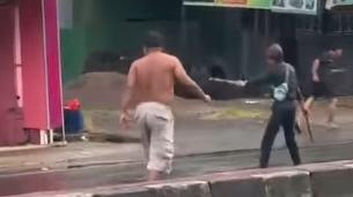 Pria di Maros mengamuk sambil membawa parang dan busur hingga mengancam pengendara yang melintas.