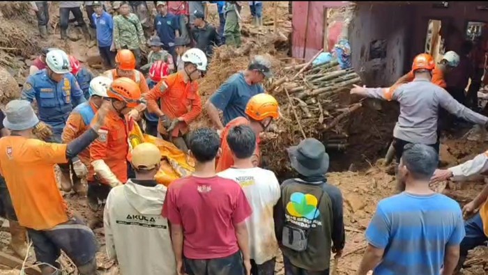 Proses evakuasi korban tertimbun longsor di Sumedang.