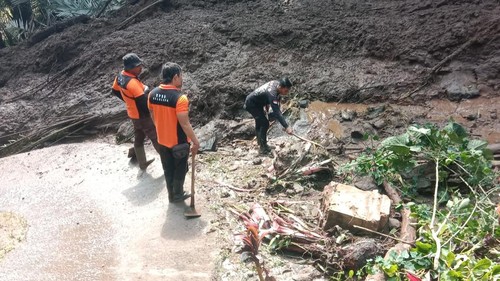Proses pembersihan material longsor di wilayah Banjar Dinas Pererenan Bunut, Desa Gitgit, Kecamatan Sukasada, Buleleng, Bali, Kamis (9/4/2026). (Foto: BPBD Buleleng)