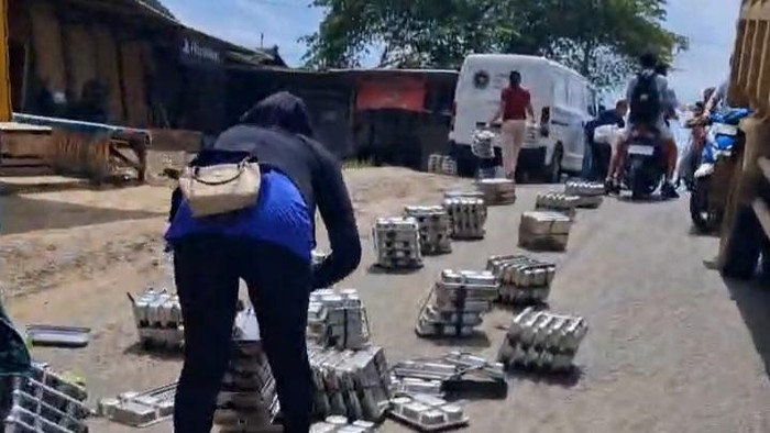 Puluhan ompreng MBG berserakan di jalan Lubuklinggau