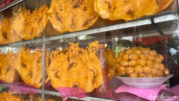 Mengenal Rakik Ulakan, Rempeyek Gurih Bertabur Seafood Khas Pesisir Sumbar