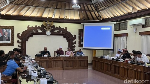 Rapat Pansus TRAP DPRD Bali bersama Kepala BPKAD Bali dan Kantor Pertanahan Badung di Kantor DPRD Bali, Kamis (9/4/2026). (Rizki Setyo/detikBali)