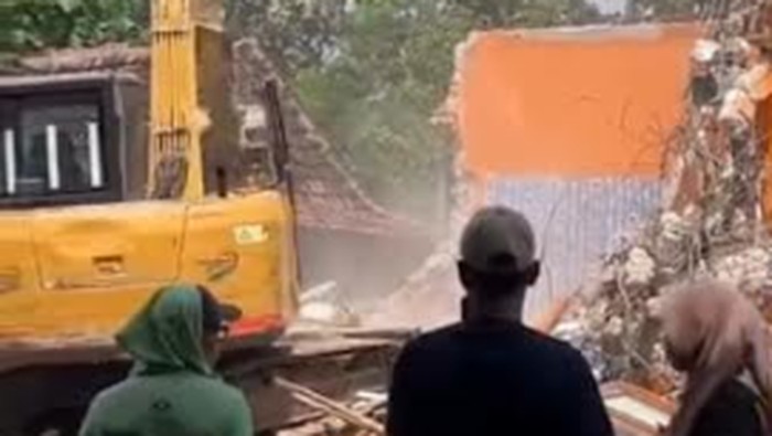 Rumah dirobohkan di Desa Karangawen Kecamatan Tambakromo Pati, Kamis (9/4/2026).