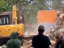 Viral Pria Pati Robohkan Rumah karena Mantan Istri Terima Lamaran Pria Lain