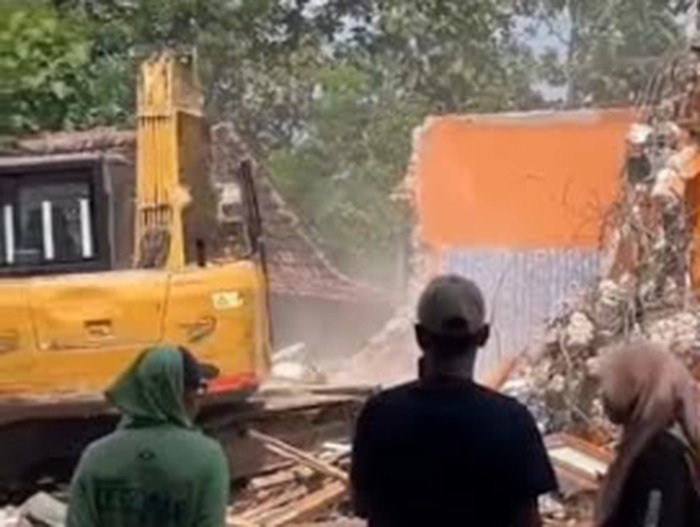 Rumah dirobohkan di Desa Karangawen Kecamatan Tambakromo Pati, Kamis (9/4/2026).