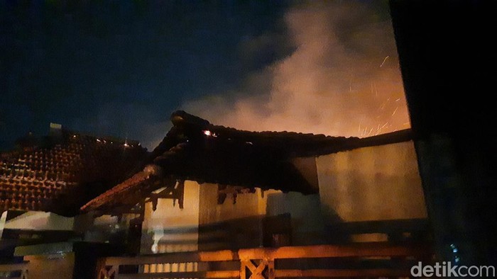 Rumah warga Desa Plangitan, Pati, terbakar, Kamis (9/4/2026) malam. Api diduga berasal dari pembakaran sampah di belakang rumah. 