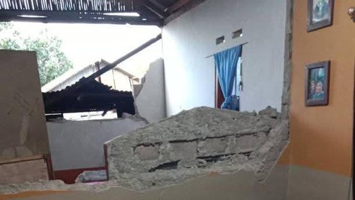 Salah satu rumah warga di Desa Terong, Kecamatan Adonara Timur, Flores Timur, rusak akibat gempa. (Dok. warga)