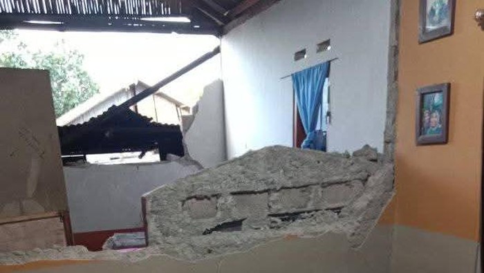 Salah satu rumah warga di Desa Terong, Kecamatan Adonara Timur, Flores Timur, rusak akibat gempa. (Dok. warga)