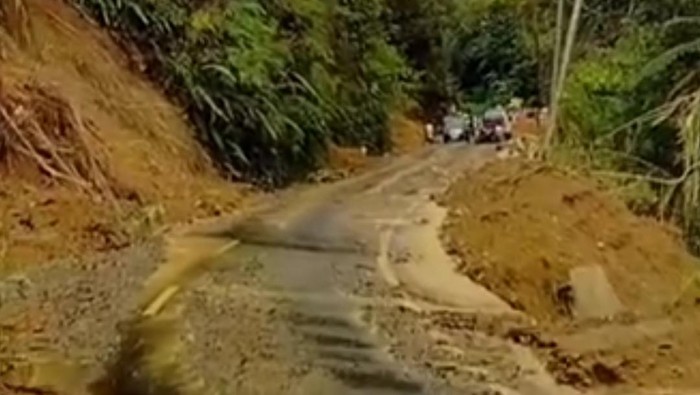 Salah satu titik jalan rusak lintas Pantai Barat Madina via Jembatan Merah. (dok. Tangkapan layar media sosial)