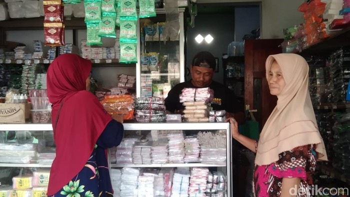 Salah satu toko yang menjual plastik di Loceret, Nganjuk