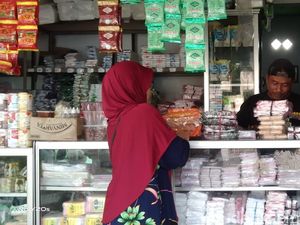 Distributor Batasi Stok Plastik di Nganjuk Akibat Kenaikan Harga